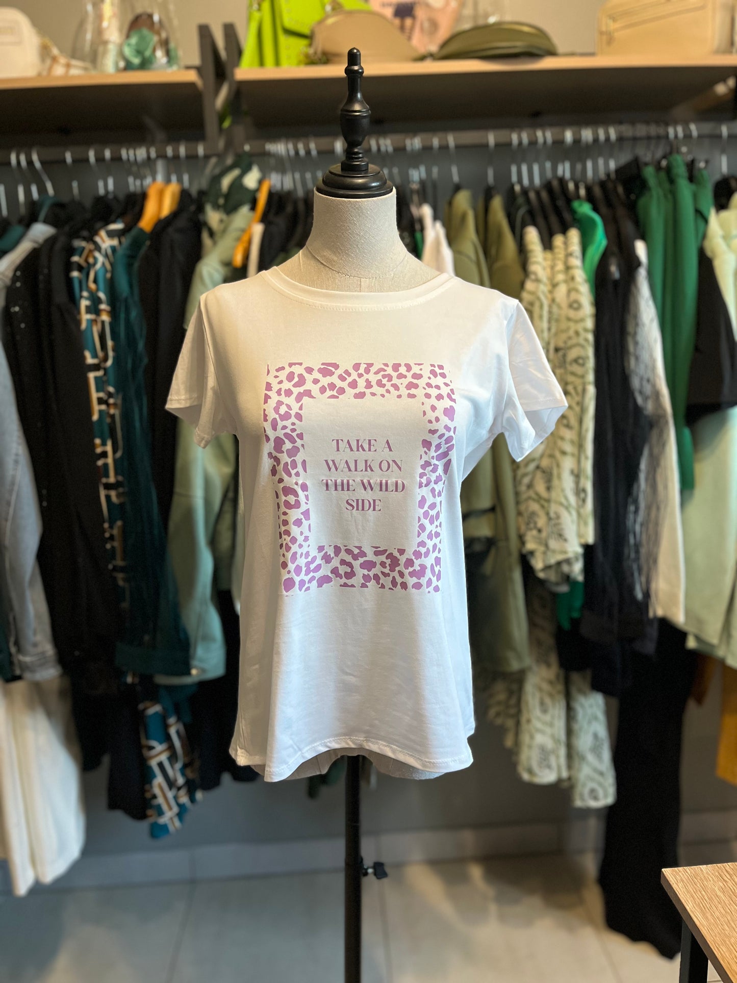 T-shirt violet léopard