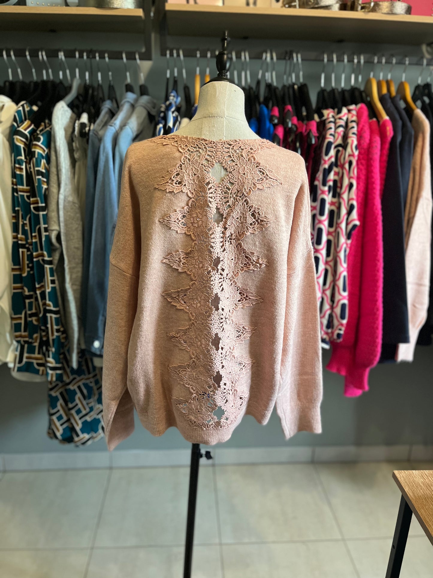 Pull dentelle rose