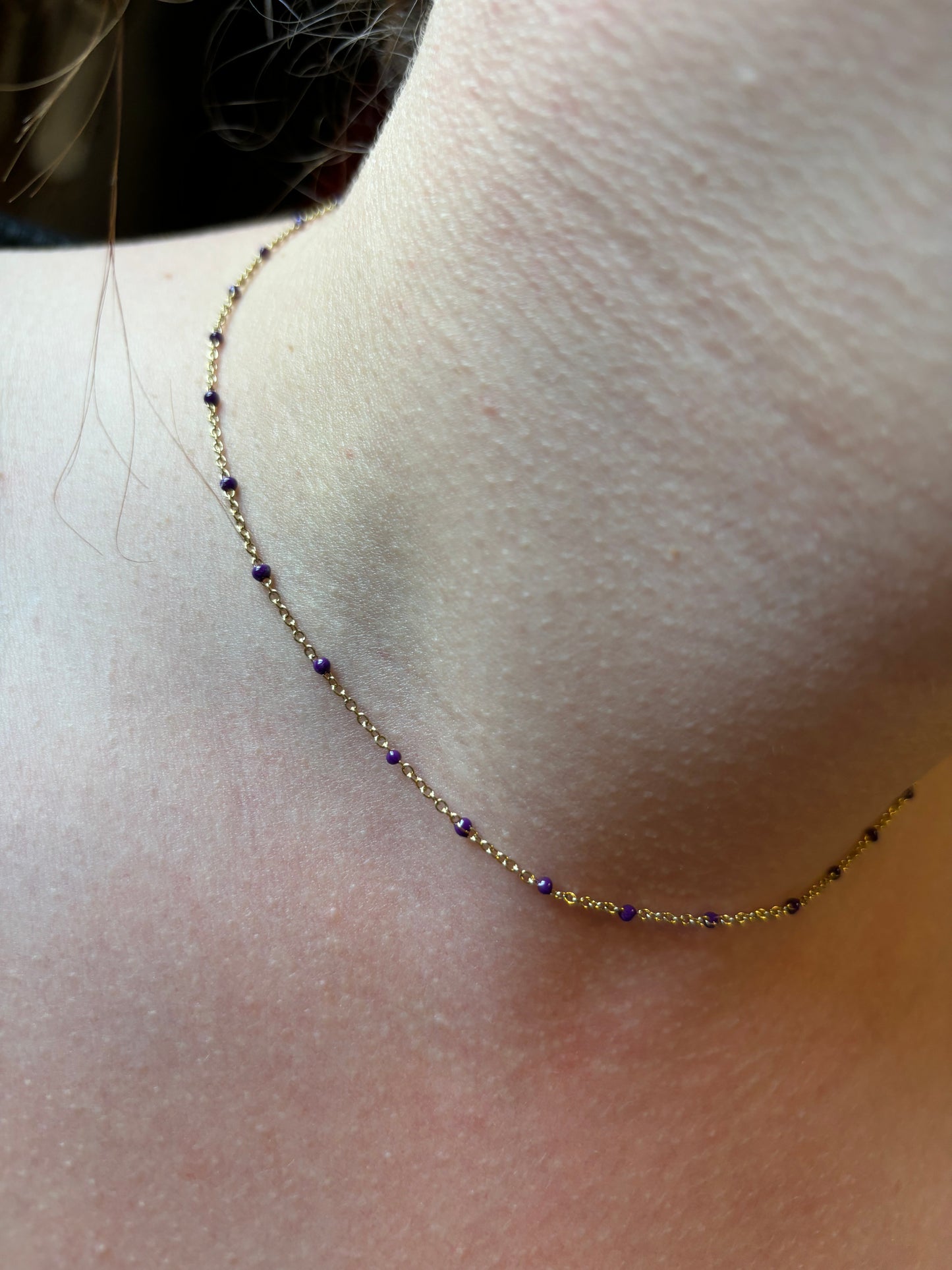 Collier violet foncé